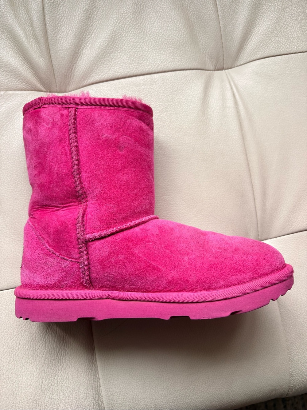 Girls UGG Classic Short Boots in Vibrant Pink Suede - Picture 3 of 9